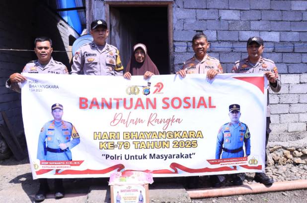  Hut Bhayangkara Ke-79, Polres Morowali Bagikan 700 Paket Bansos Kepada Warga Tidak Mampu