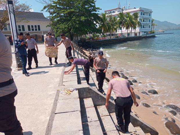  Polres Sibolga Laksanakan Baksos Bersih Pantai Dalam Rangka Hari Bhayangkara Ke-79