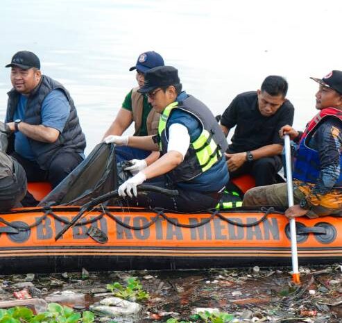  Berperahu Karet Pimpin Pembersihan, Rico Waas: Danau Siombak Indah, namun Tercemar Sampah