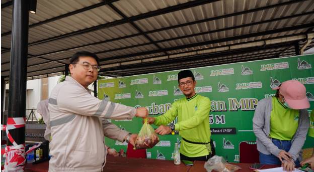  Idul Adha 1446H, DKM PT IMIP Bagikan 1.000 Paket Daging Kurban
