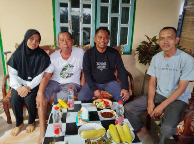  Usai Hadiri Laga Amal, Bupati Sergai Jenguk Mantan Kades yang Tengah Sakit