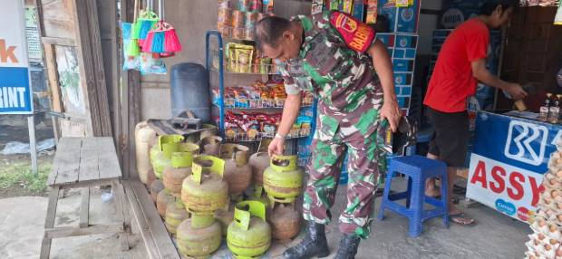  Antisipasi Kelangkaan, Babinsa Cek Harga Sembako di Desa Fatufia