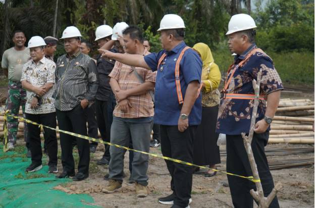  Bupati Asahan Tinjau Jalan Longsor dan Progres Perbaikan Infrastruktur di Kecamatan BP Mandoge