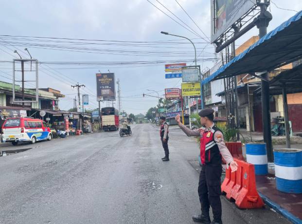 Sat Samapta Polres Batubara Laksanakan Strong Point Pagi di Simpang Empat Lima Puluh