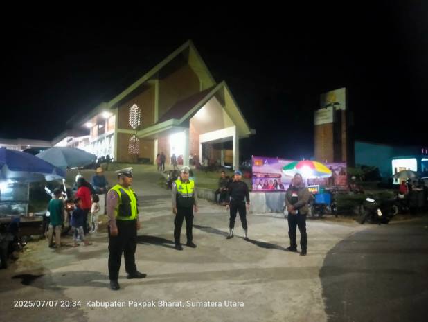  Polres Pakpak Bharat Lakukan PAM Malam Kedua Pada Kegiatan KKR dan Seminar Kesehatan di Gereja