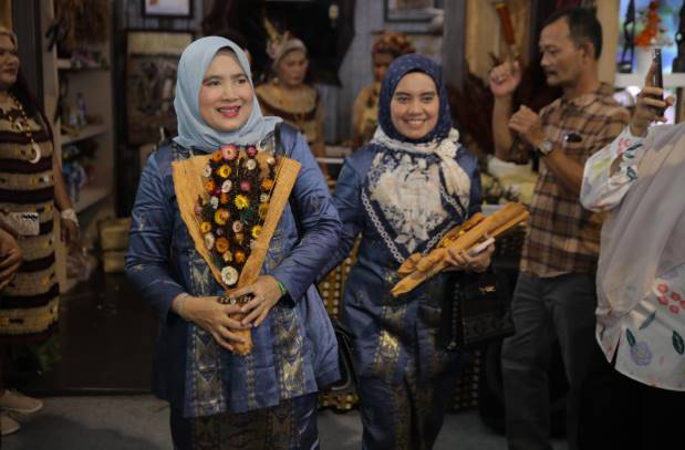  Ketua dan Wakil Ketua Dekranasda Kabupaten Asahan Ikuti Semarak Hut Ke-45 Dekranas