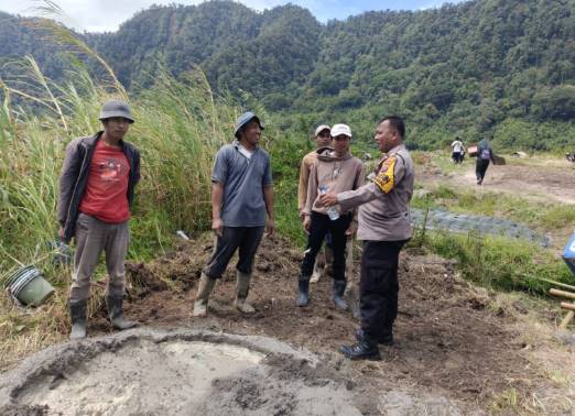  Bhabinkamtibmas Polsek Berastagi Hadiri Peletakan Batu Pertama Pintu Air di Desa Doulu