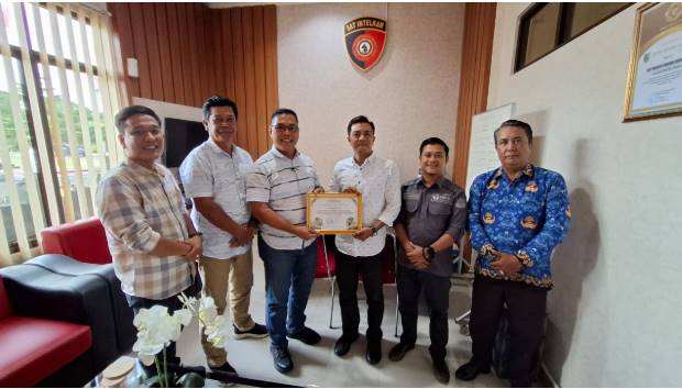  Bawaslu Kab. Batubara Berikan Piagam Penghargaan Kepada Kasat Intelkam Polres Batubara