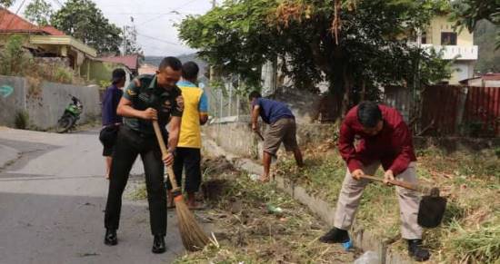  Warga Binaan Rutan Balige Turun Ke Jalan, Gotong Royong Bersihkan Lingkungan di Pardede Onan