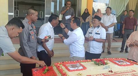  Polres Palas Berikan Kue Ulang Tahun di Hut Kabupaten Padang Lawas Ke-18