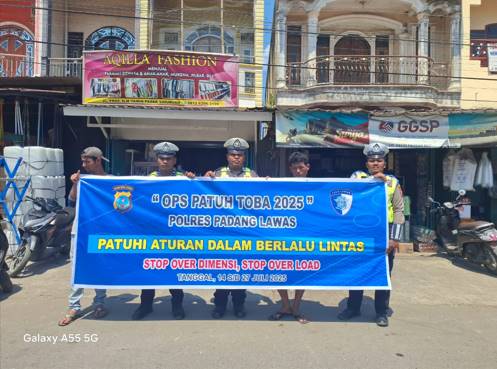  Datangi Pasar Sibuhuan, Satgas II Preemtif Ops Patuh Toba 2025, Ajak Masyarakat Tertib Berlalu Lintas