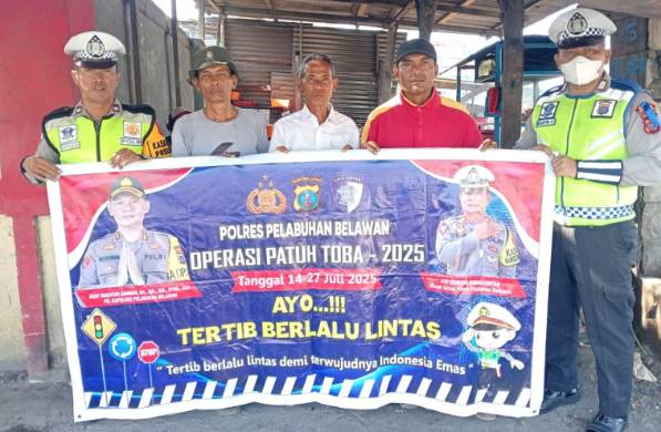  Sat Lantas Polres Pelabuhan Belawan Sosialisasikan Operasi Patuh Toba 2025 di Jalan Veteran Labuhan Deli
