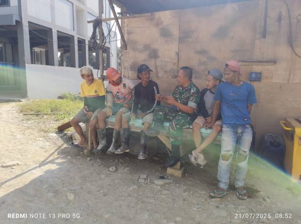  Babinsa Koramil 1311-09/Bahodopi Lakukan Komsos Dengan Warga Desa Mekarti Jaya