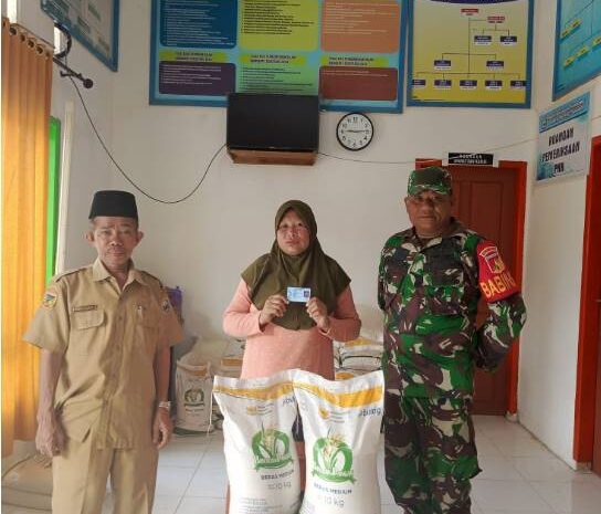  Koramil 1311-09/Bahodopi Dampingi Penyaluran Bantuan Pangan di Wilayah Bahodopi