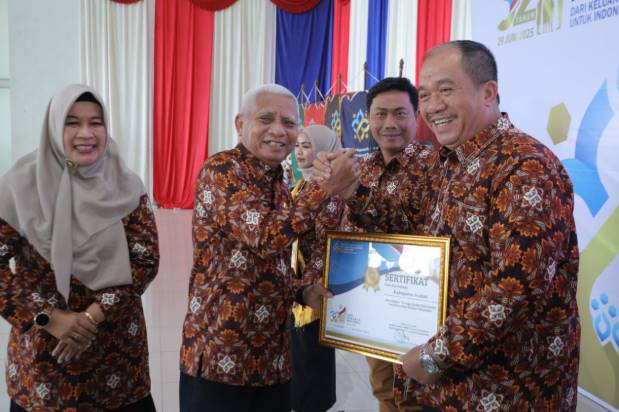  Bupati Asahan Terima Pengargaan di Puncak Harganas Ke-32 Provinsi Sumut