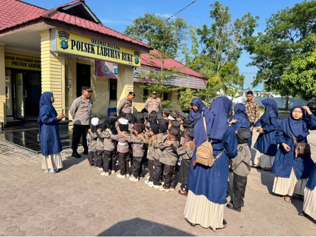  Kunjungan TK Al-Mukhlisin KP. Lalang ke Polsek Labuhan Ruku, Bangun Kecintaan Anak-Anak Terhadap Kepolisian