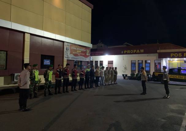  Personil Polres Sibolga Laksanakan Patroli Gabungan, Sambangi Warga Lapor Aksi Premanisme