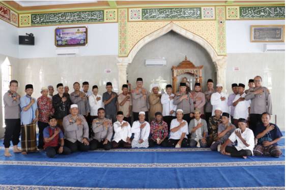  Kapolres Langkat Laksanakan Jum’at Curhat di Masjid Al-Ikhlas