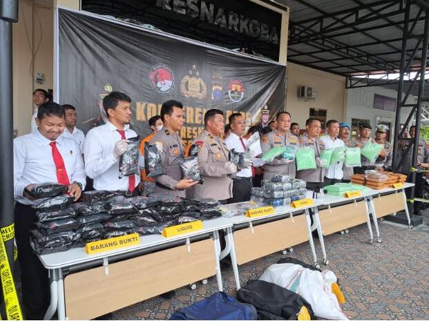  Polres Batubara Tangkap 2 Pelaku Jaringan Narkoba Antar Pulau, Barang Bukti 28,135 Kg Sabu dan 60,940 Butir Pil Ekstasi