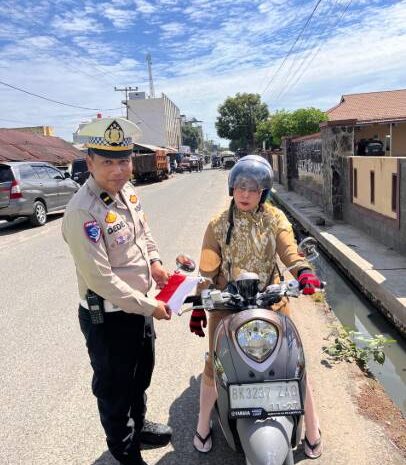  Personel Polres Labuhanbatu Selatan Bagikan Bendera Merah Putih Sambut Hari Kemerdekaan