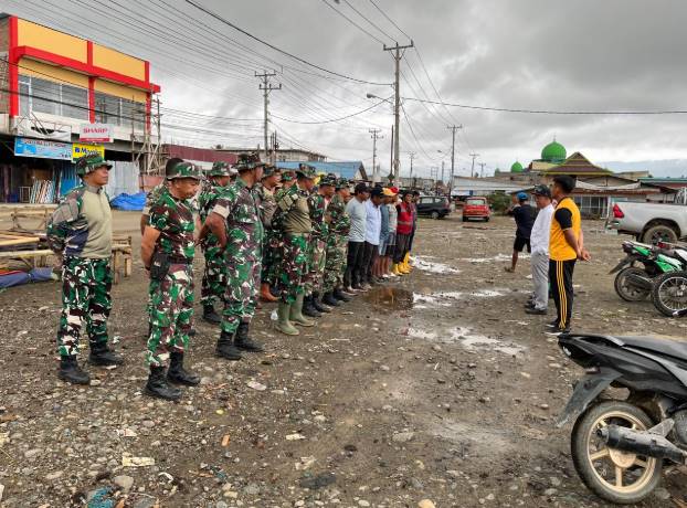  Jelang Hut RI Ke-80, Koramil Bahodopi Bersinergi Dengan Pemdes dan Polsek Gelar Karya Bakti di Pasar Rakyat