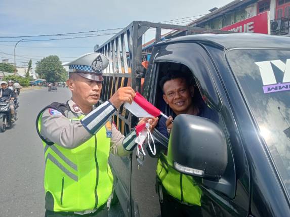 Satlantas Polres Pelabuhan Belawan Bagikan Bendera Merah Putih dan Imbau Tertib Lalu Lintas