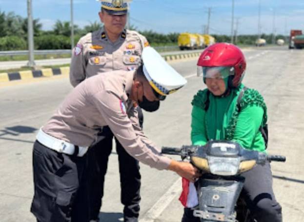  Satlantas Polres Batubara Berbagi Bendera Merah Putih Untuk Semangat Kebangsaan