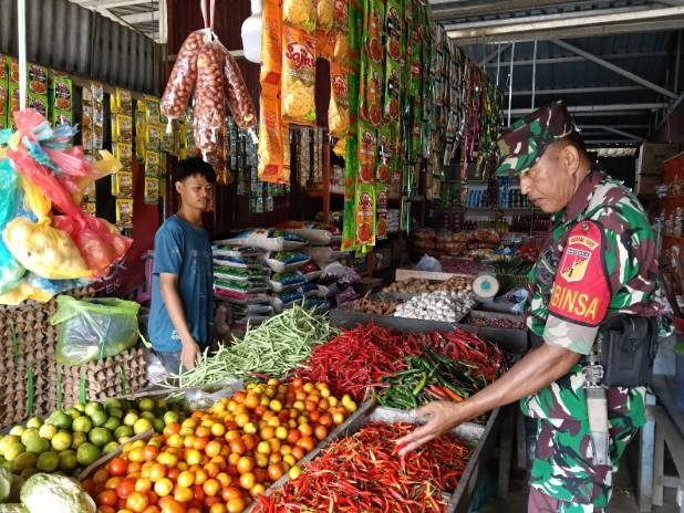  Jelang Hut RI Ke-80, Koramil Bahodopi Cek Harga Sembako di Desa Dampala