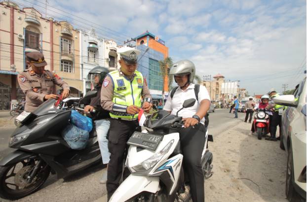  Personel Polres Sergai Bersama Ormas Bagikan Bendera Merah Putih Ke Pengguna Jalan