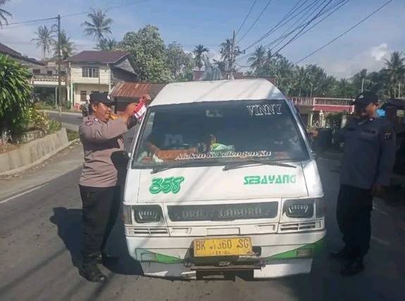  Sambut Hut RI Ke-80, Kapolsek Tigabinanga Bersama Personel Bagikan Bendera Merah Putih Kepada Pengendara