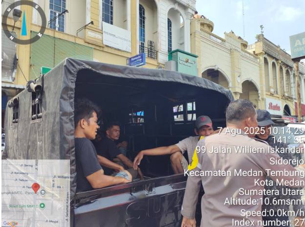  Tertibkan ‘Pak Ogah’, Camat Medan Tembung Bawa 6 Orang Ke Polsek Untuk Dibina