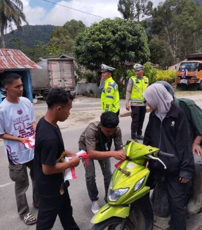  Jelang Hut RI Ke-80, HMI Dibantu Satlantas Polres Pakpak Bharat Ajak Masyarakat Kibarkan Bendera Merah Putih