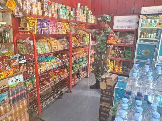  Babinsa Koramil 1311-09/Bahodopi Laksanakan Komsos dan Cek Harga Sembako di Desa Padabaho
