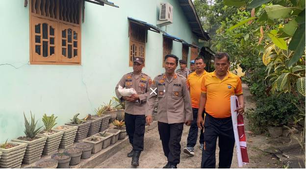  Jumat Berkah, Kapolsek Indrapura dan Personil Berikan Bantuan Sembako Kepada Warga Kurang Mampu