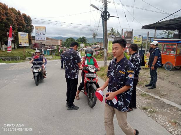  Sambut Hut RI Ke-80, DPD AMPI Kabupaten Pakpak Bharat Bagikan Bendera Merah Putih