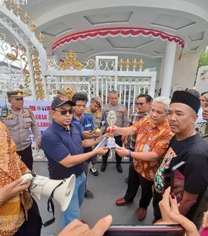  Protes Barak-Barak Narkoba & Judi ,Kapolda & Gubernur Sumatera Utara “Dihadiahi” Piala, Ayam Hingga Bebek