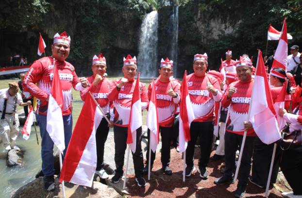 Pengibaran Bendera Merah Putih di Air Terjun Simonang-Monang Sambut Hut Ke-80 RI