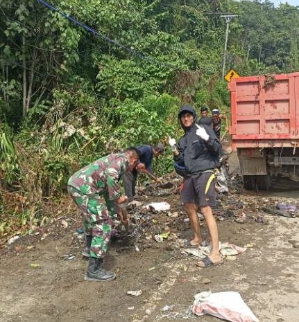  Jelang Hut RI Ke-80, Babinsa Koramil Bahodopi Gelar Karya Bakti Bersama Warga