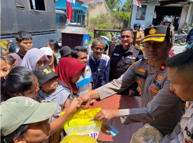  Polres Pakpak Bharat Gelar Pasar Murah Masyarakat Sambut Dengan Gembira