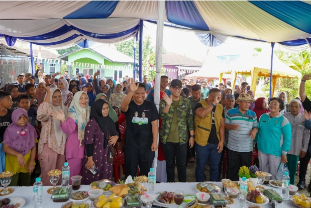  Warga Ungkapkan Terima Kasih pada Rico Waas atas Program Tebus Ijazah