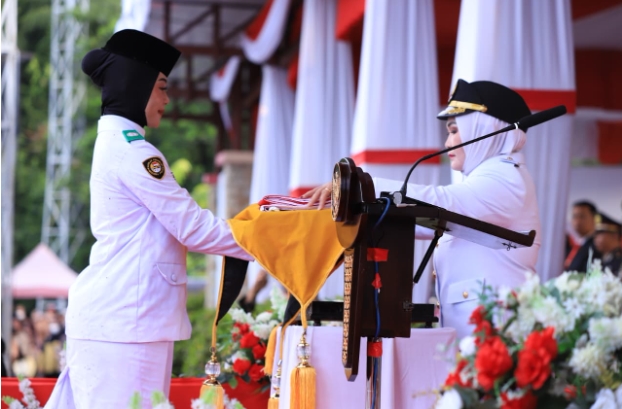  Wabup Morowali Iriane Iliyas Pimpin Upacara Penurunan Bendera Hut RI Ke-80