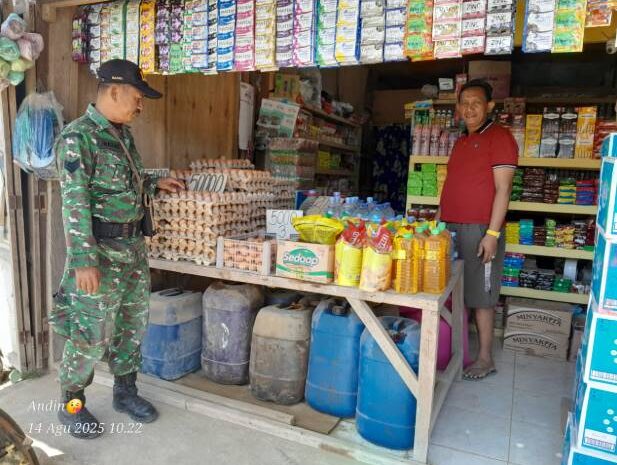  Babinsa Koramil 1311-09/Bahodopi Cek Harga Sembako di Desa Labota