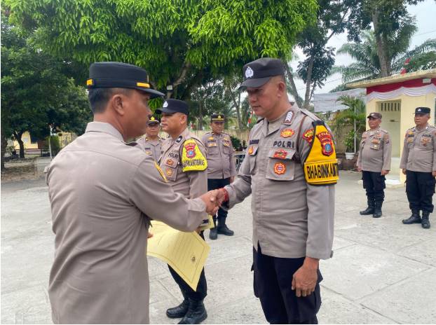 Kapolsek Indrapura Berikan Penghargaan Kepada 5 Personil Berprestasi