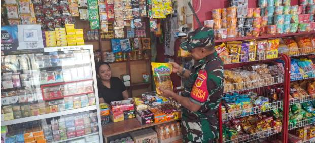  Babinsa Koramil 1311-09/Bahodopi Laksanakan Komsos dan Cek Harga Sembako di Desa Fatufia