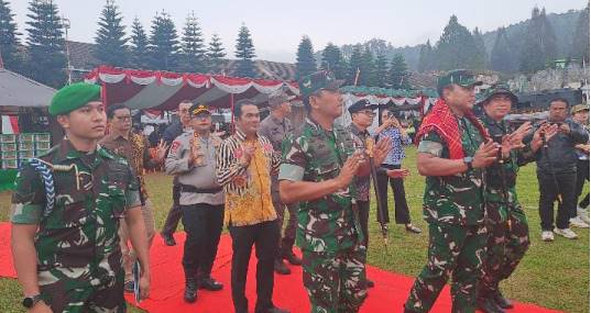  Kapolres Tanah Karo Hadiri Upacara Penutupan TMMD Ke-125 TA 2025 di Berastagi