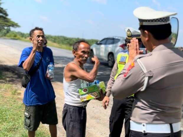  Rajut Rasa Kebersamaan, Satlantas Polres Batubara Bagikan Nasi Kotak Kepada ODGJ dan Pekerja Jalanan