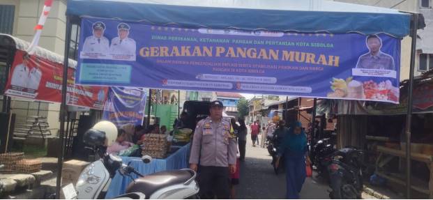  Bhabinkamtibmas Polres Sibolga Monitor Pelaksanaan Pasar Murah di Kelurahan Pancuran Gerobak