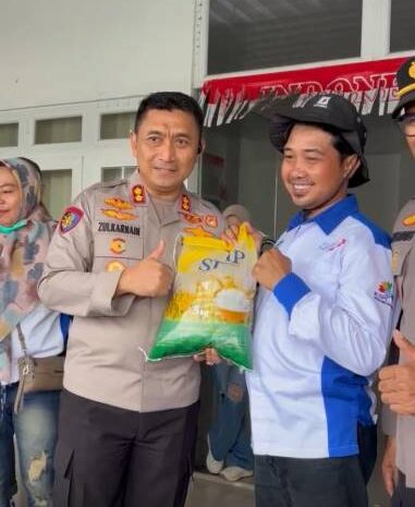  Kapolres Morowali Pimpin Pengamanan Aksi Unjuk Rasa Buruh, Bagikan Beras Sebagai Pesan Persahabatan