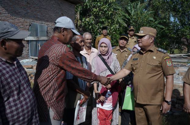  Wabup Asahan Salurkan Bantun Kemensos Untuk Keluwrga Yang Terdampak Bencana Angin Kencang