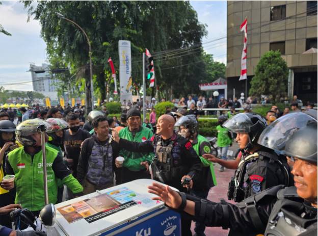  Secangkir Kopi Dingin Satukan Polisi, Mahasiswa dan Ojol di Medan di Tengah Unjuk Rasa